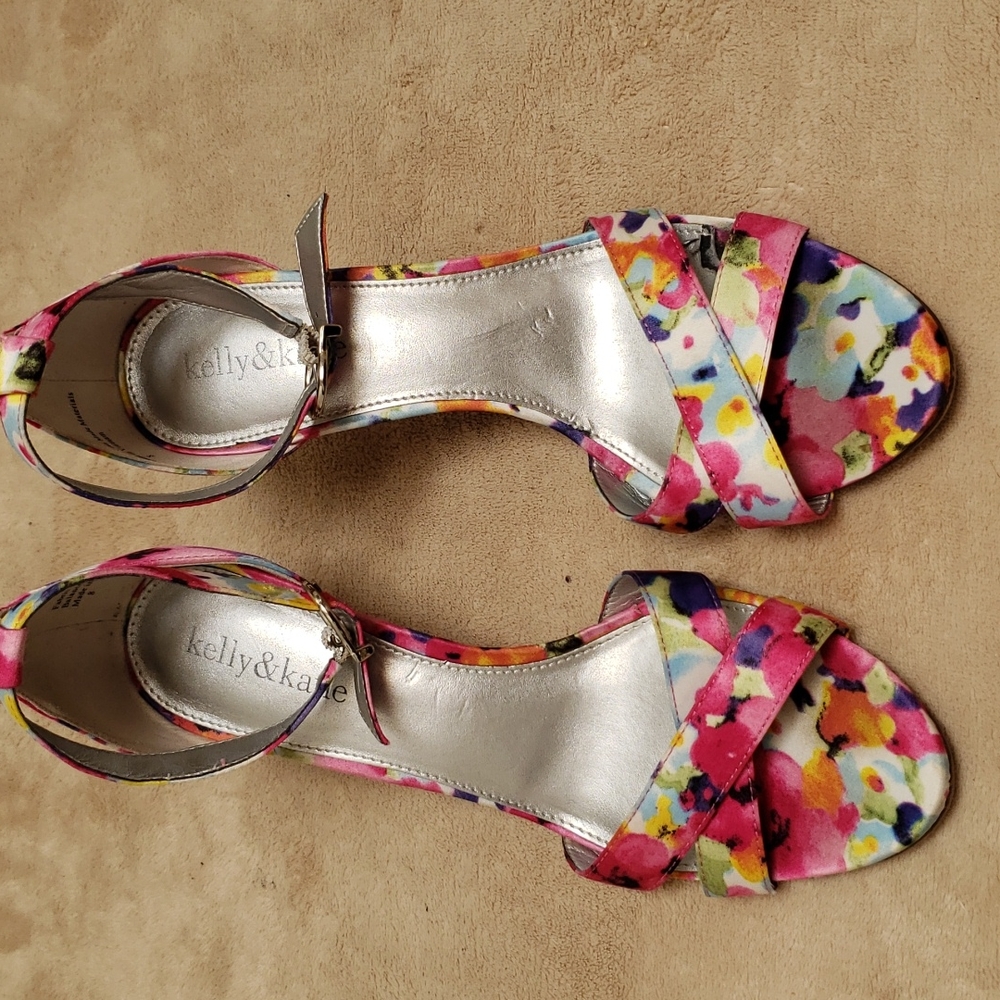 Kelly & Katie Flowered Shoes Size 8